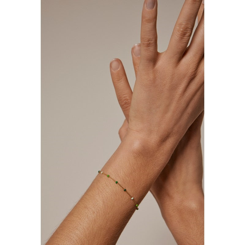 Enamel Lola Spring armbånd i forgyldt messing med grønne emaljerede perler, set fra siden