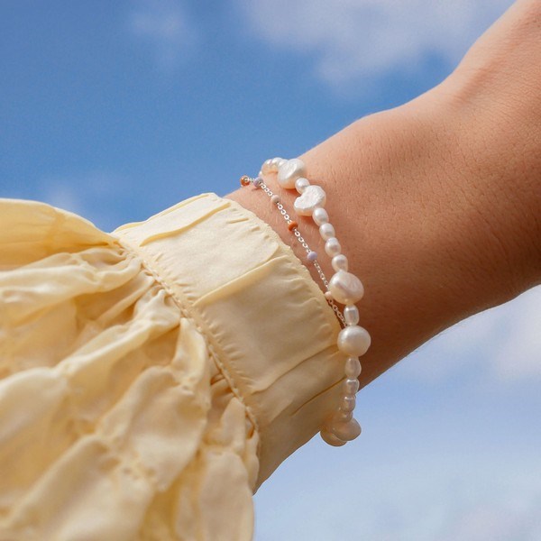 Enamel Copenhagen Pearlie armbånd i forgyldt sølv med ferskvandsperler, set fra siden