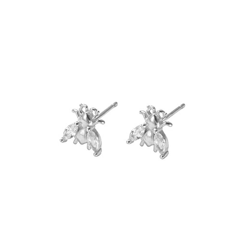 ByBirch My øreringe i sølv med klare zirkoniaster i vingeformede insektmotiver – 7,4 x 7,9 mm