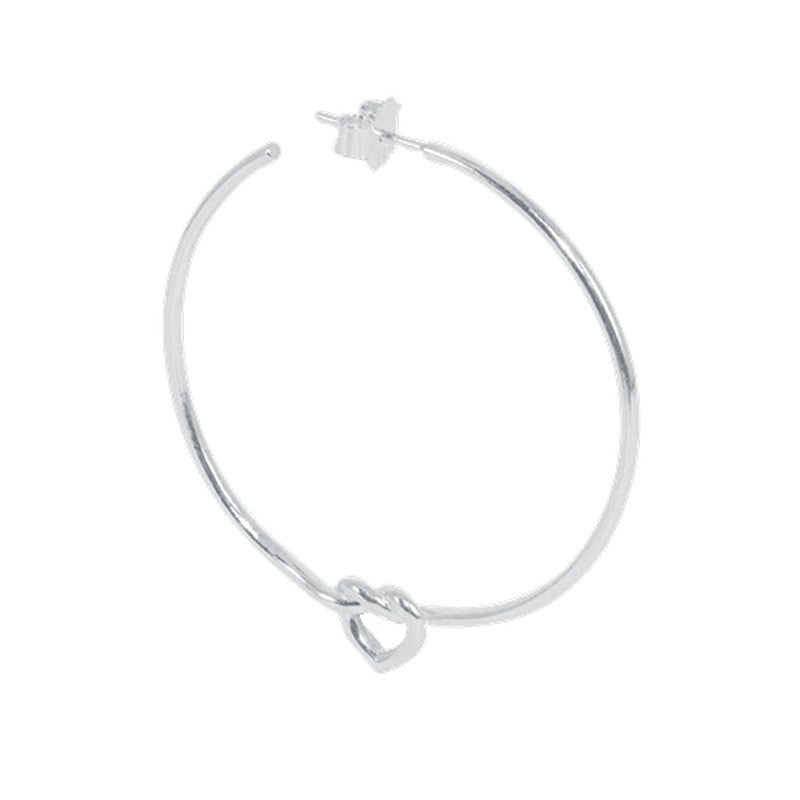 Jane Kønig Big Tied Heart Hoop øreringe i sterlingsølv med delikat hjerte på poleret sølvhoop