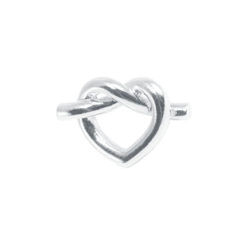 Jane Kønig Tied Heart Stud øreringe i sterlingsølv – hjerteformet design med sommerfuglelås