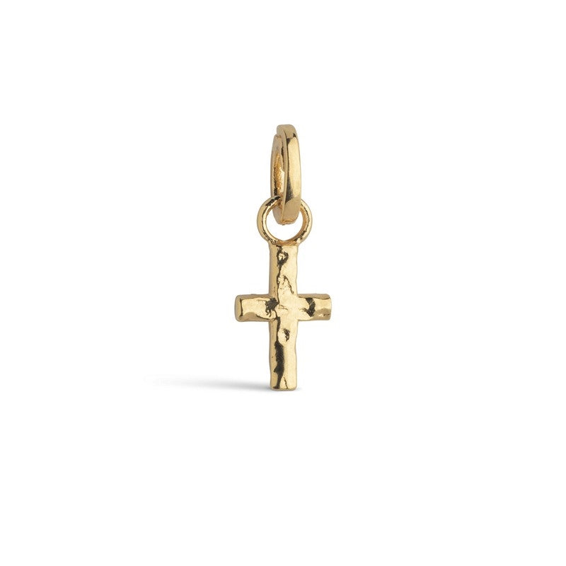 Enamel Copenhagen kors charm i forgyldt sølv med blank, rustik overflade – 11 mm minimalistisk charm