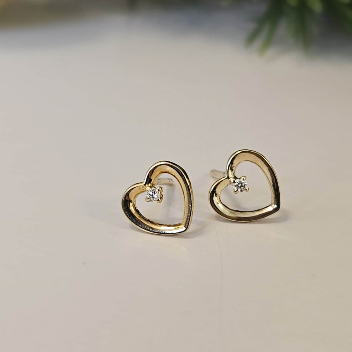 Nuran hjertesæt i 14 karat guld med diamanter – nærbillede af fatning