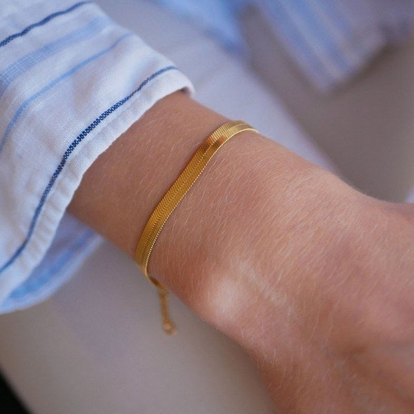 Enamel Copenhagen Carla armbånd i forgyldt sølv – set fra siden