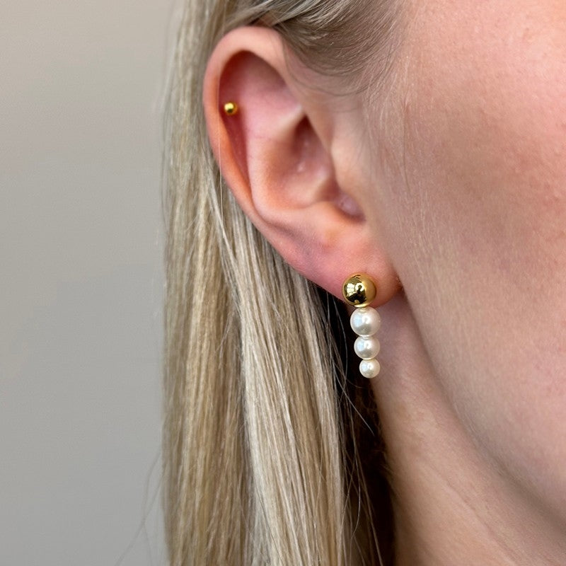 MerlePerle Carly perleøreringe i forgyldt sølv med tre perler – set fra siden