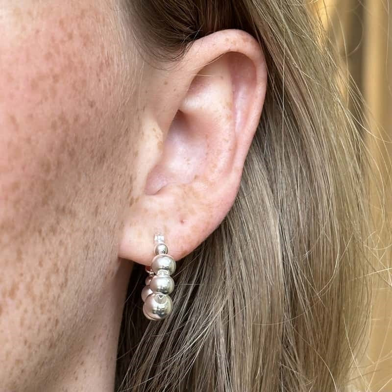 MerlePerle Casie Hoops i sterlingsølv med kugledesign – set fra siden