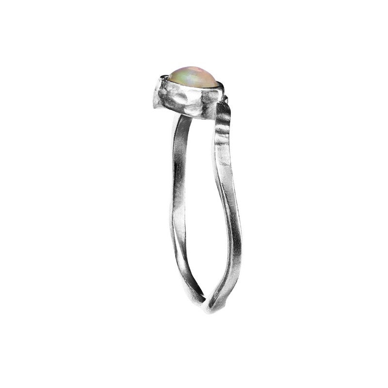 Maanesten Cille ring i 925 sterlingsølv med bladformet opal – set fra siden