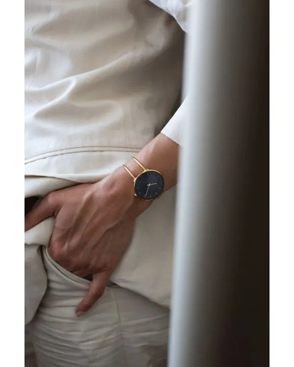 Arne Jacobsen City Hall Bangle ur i rustfrit stål med Oxford Blue skive – set fra siden