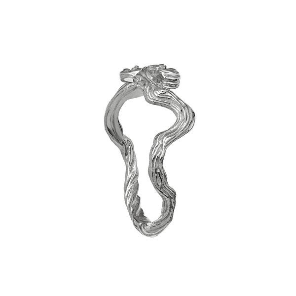 Maanesten Cora ring i sølv med bølgeformet design – nærbillede af detalje