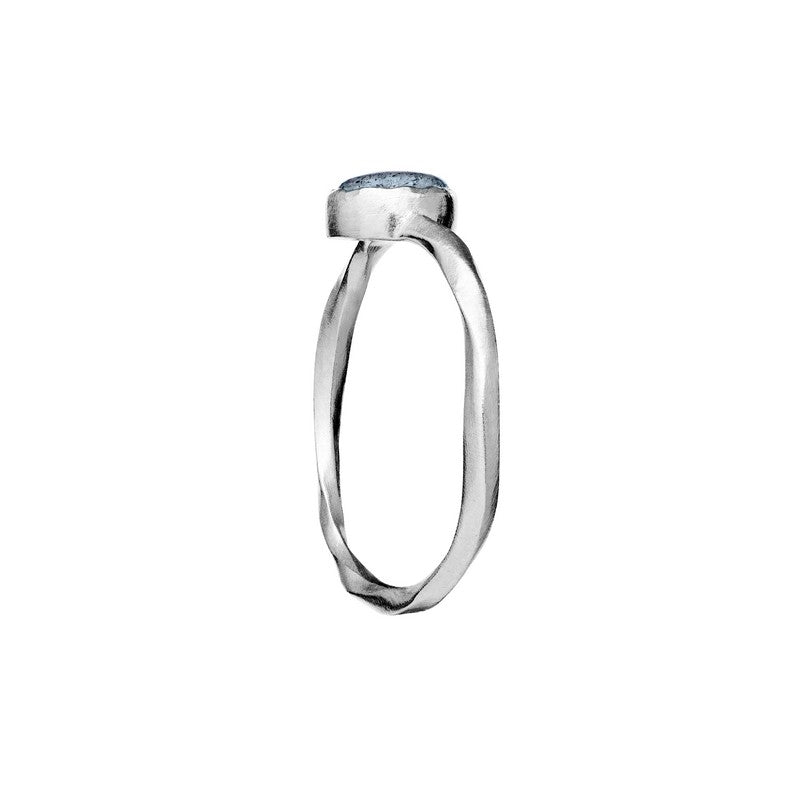 Maanesten Doris ring i 925 sølv med havblå labradorit – set fra siden