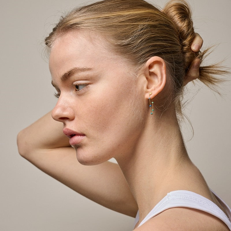 Enamel Lola Atlantic øreringe i forgyldt messing, båret af model