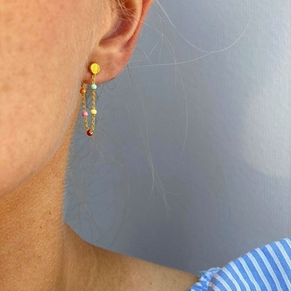 Enamel Lola Rainbow øreringe i forgyldt messing med blå emaljekugler, set fra siden
