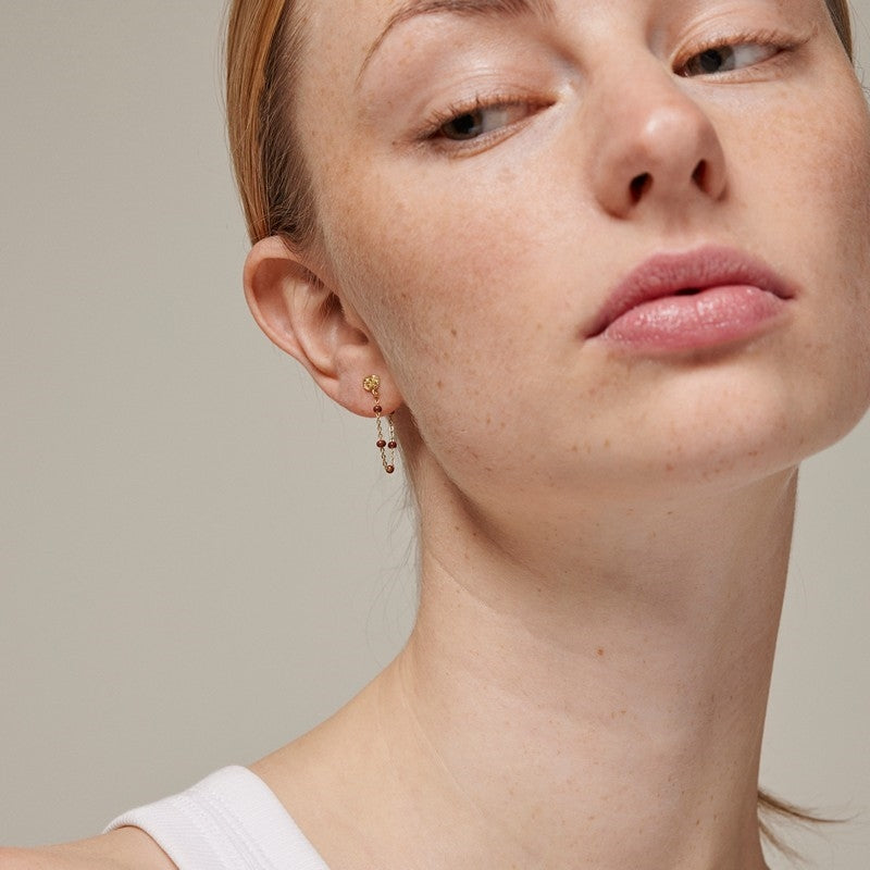 Enamel Lola Copper øreringe i forgyldt messing med emaljekugler, set fra siden