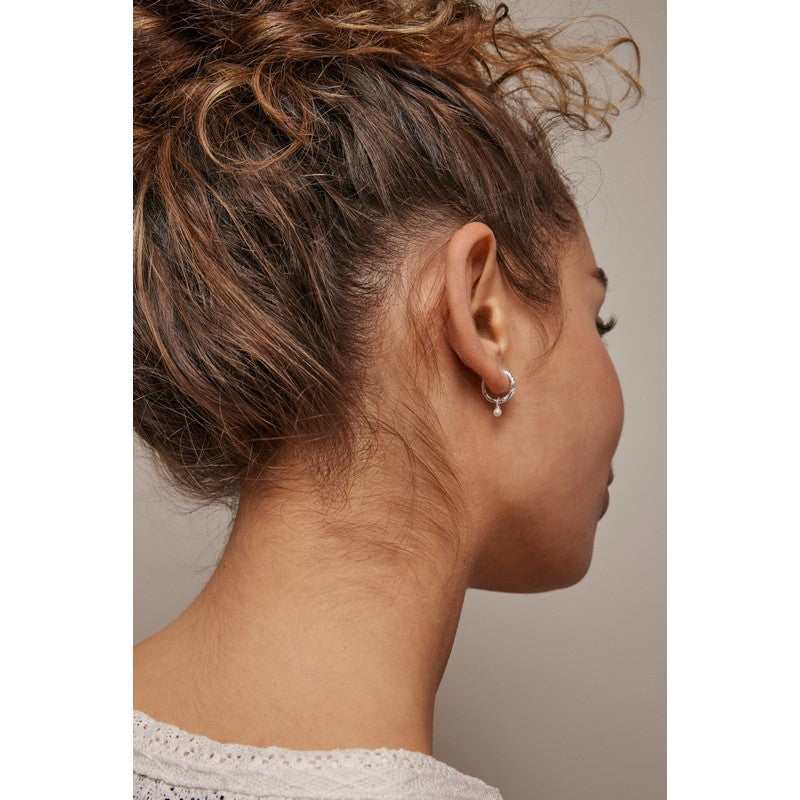 Enamel Copenhagen Belle Pearl Hoops i blank sølv med hvide perler – set fra siden