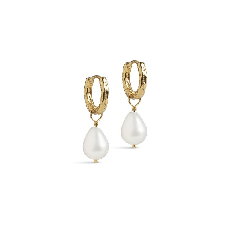 Enamel Copenhagen Significant Pearls hoops i forgyldt sølv med dråbeformede perler