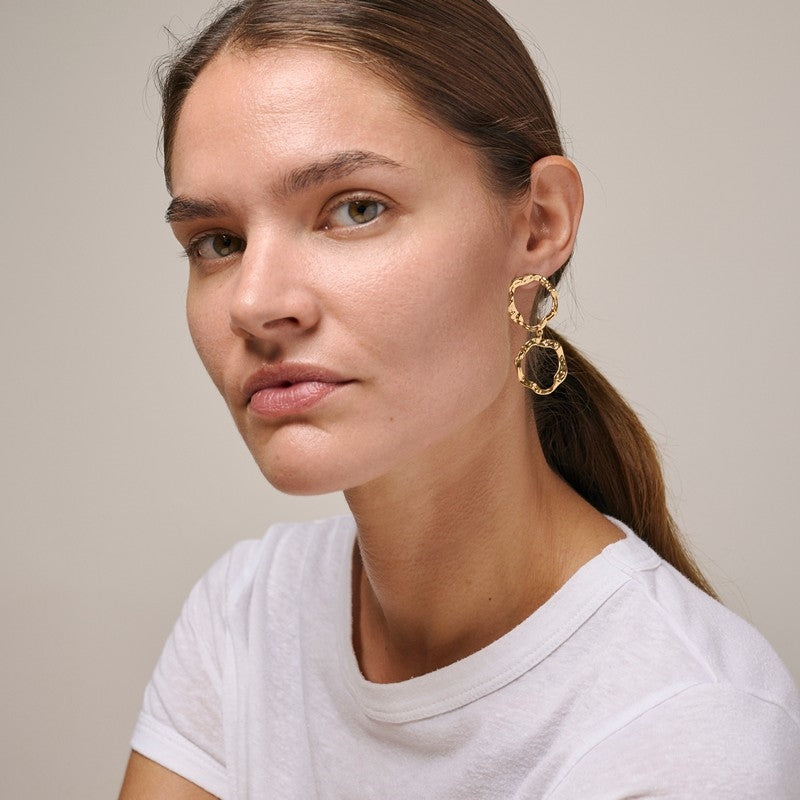 Enamel Copenhagen Miriam øreringe i forgyldt sølv – set fra siden