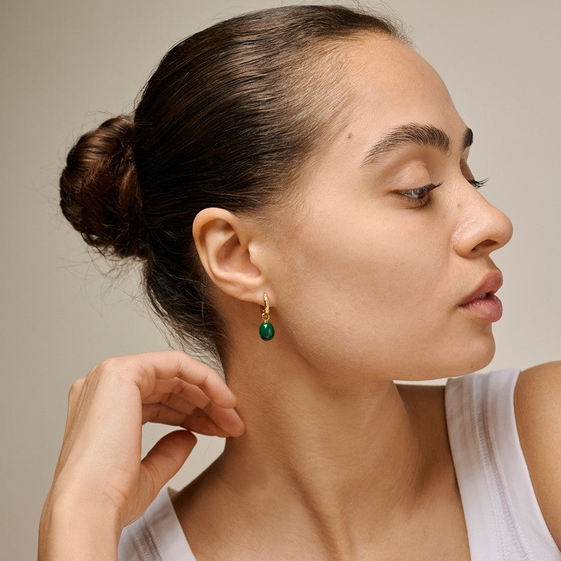 Enamel Copenhagen Significant Hoops i forgyldt sølv med petrol green emalje – set fra siden