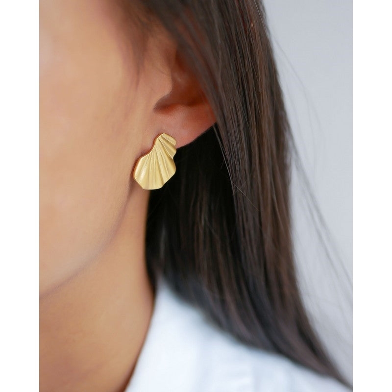 Enamel Copenhagen Wave øreringe i forgyldt sølv – set fra siden