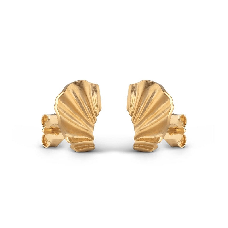 Enamel Copenhagen Mini Wave øreringe i forgyldt sølv med skulpturel bølgeform og varm guldtone