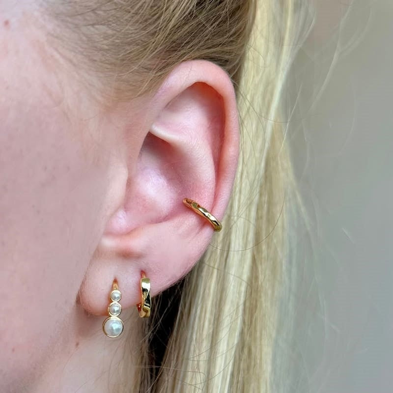 MerlePerle Smilla ear cuff i forgyldt sølv med hamret overflade, set fra siden