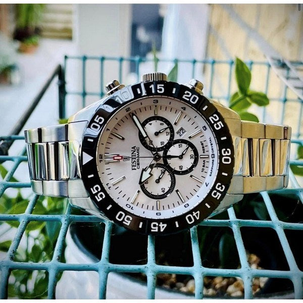 Festina Chrono Ceramic herreur i stål med hvid urskive, set fra siden