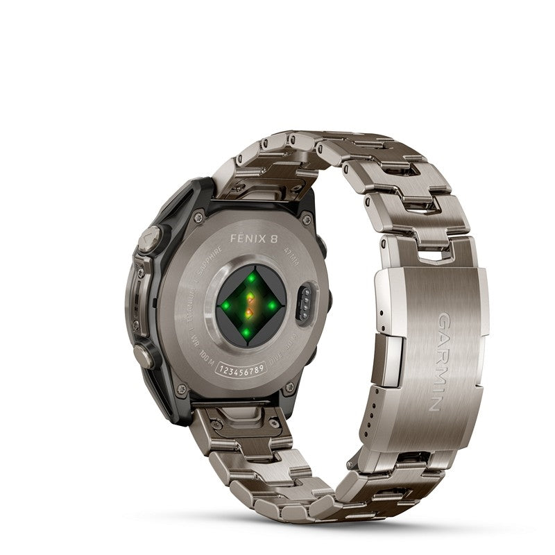 GARMIN Fenix 8 AMOLED smartwatch i titanium med safirskærm – nærbillede af detalje