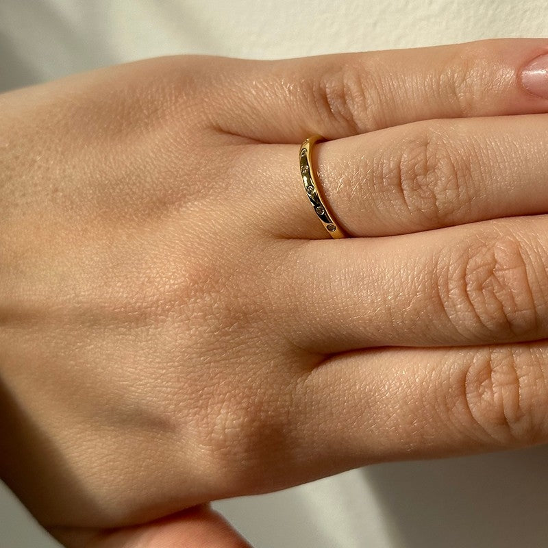 MerlePerle Filippa ring i forgyldt sølv med zirkonia – nærbillede af sten