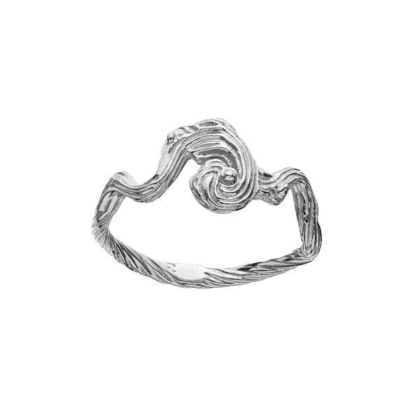 Maanesten Freya ring i sterlingsølv med rillet overflade og organisk udtryk
