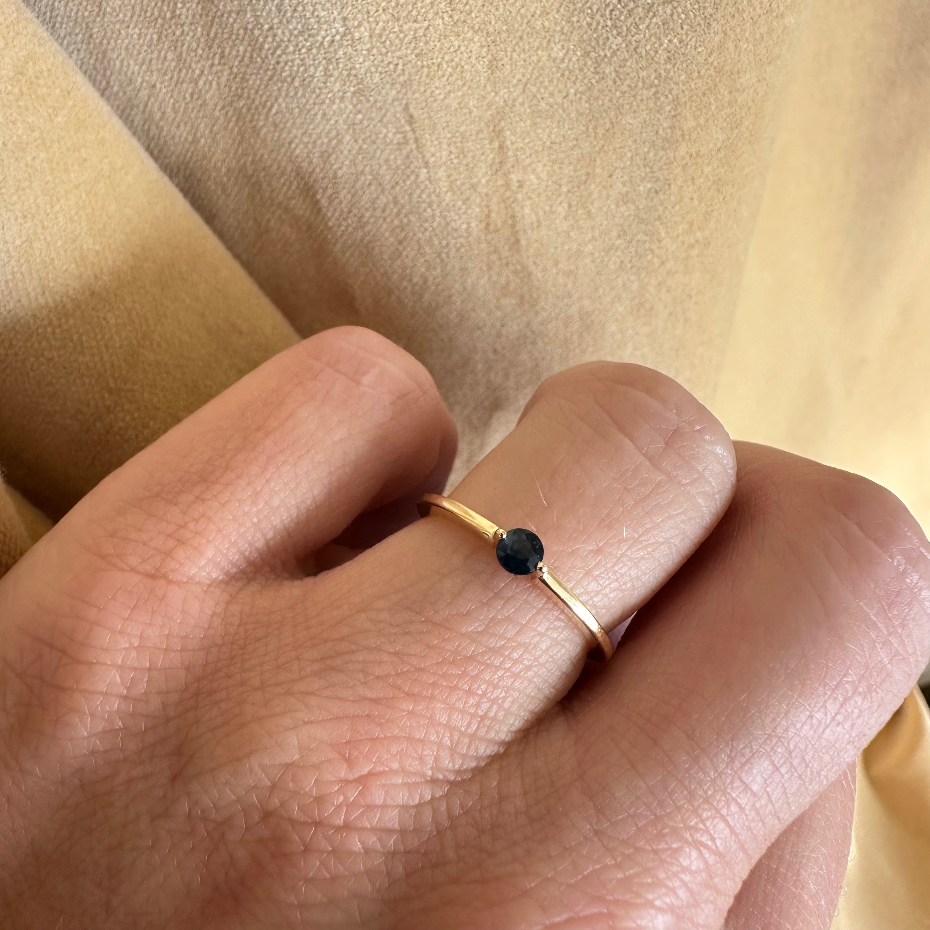 Ring i 8 kt guld med blå safir