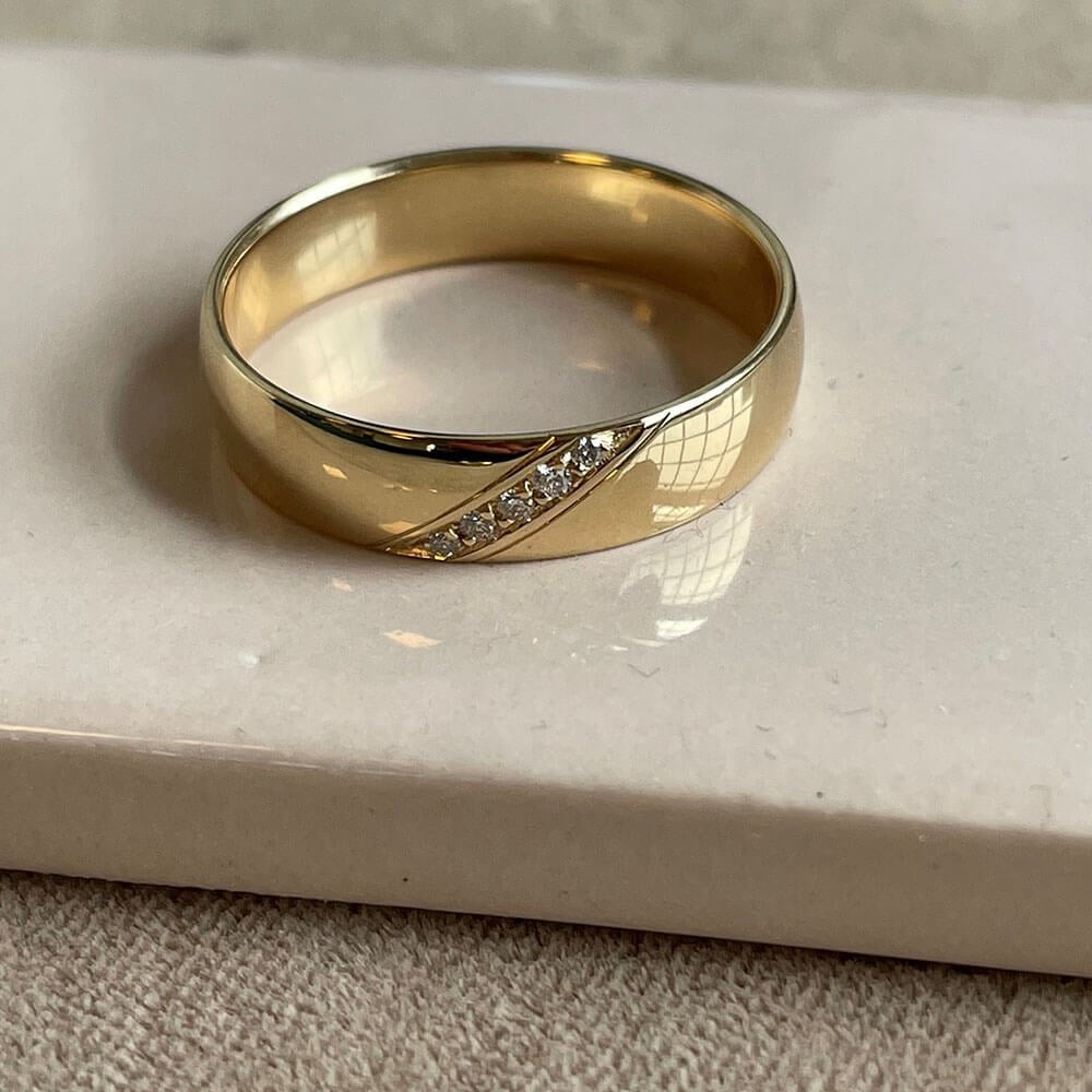 Vielsesringe i 14 karat guld med diamanter – nærbillede af fatning