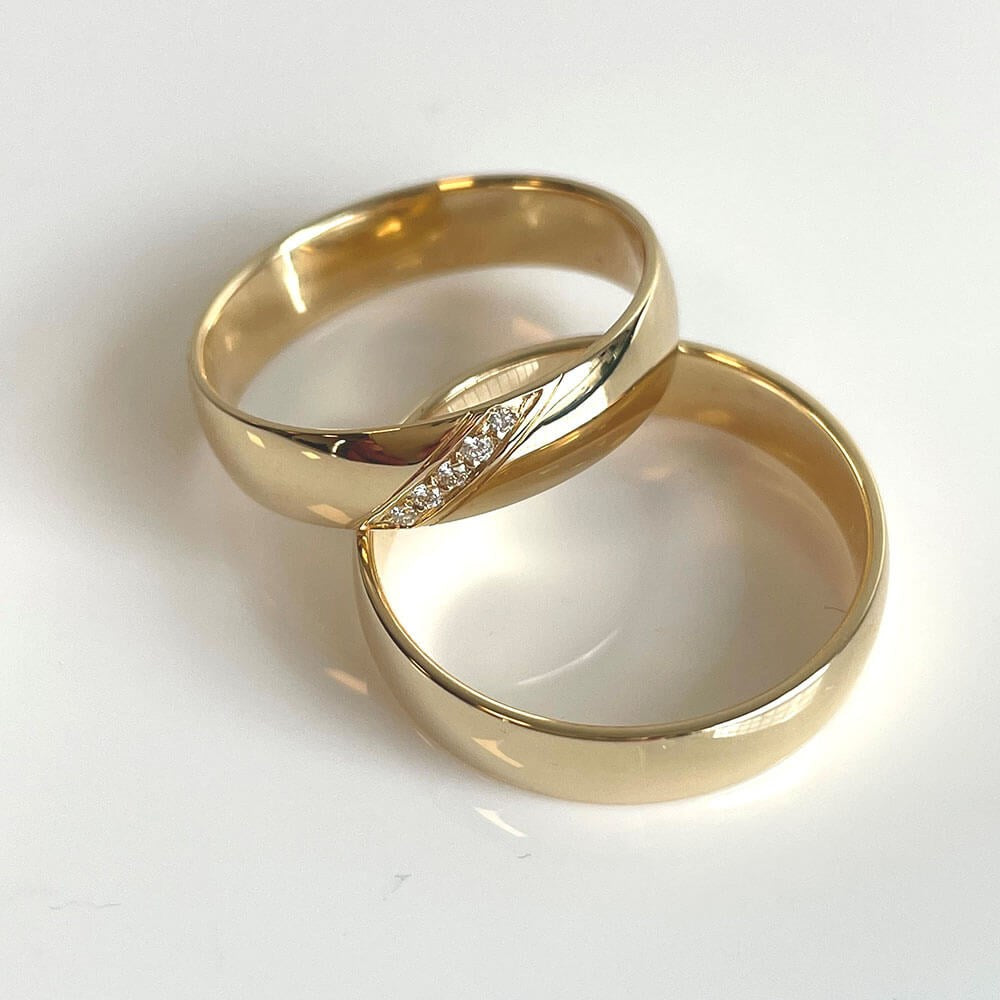 Vielsesringe i 14 karat guld med diamanter – nærbillede af fatning