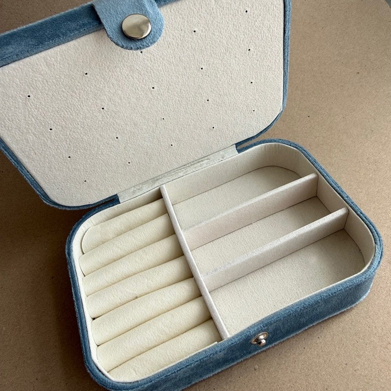 Smykkeskrin i baby blå velour med flere rum – set fra oven