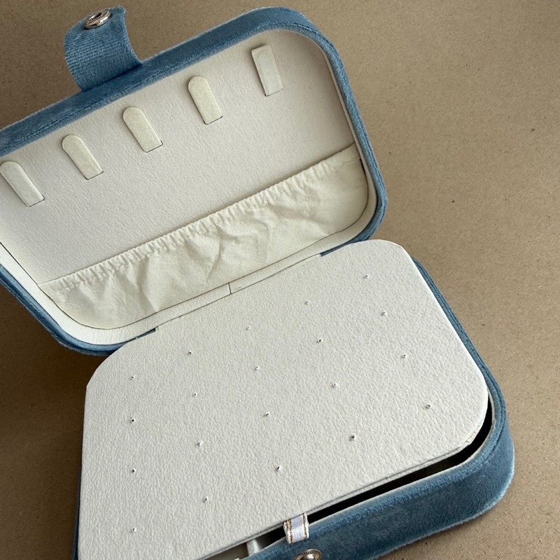 Smykkeskrin i baby blå velour med opdelte rum – nærbillede af detalje