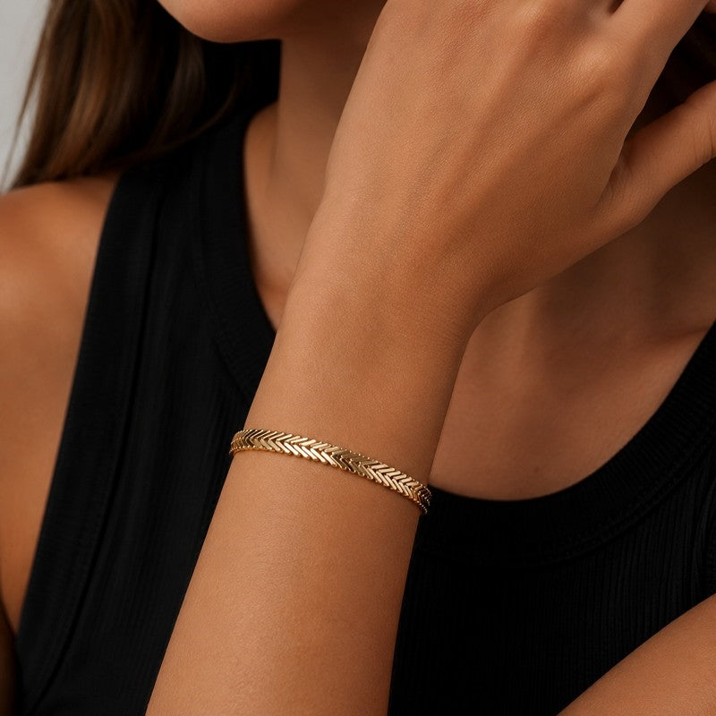 BNH Geneve armbånd i 14 karat guld med sildebensmønster – nærbillede af detalje