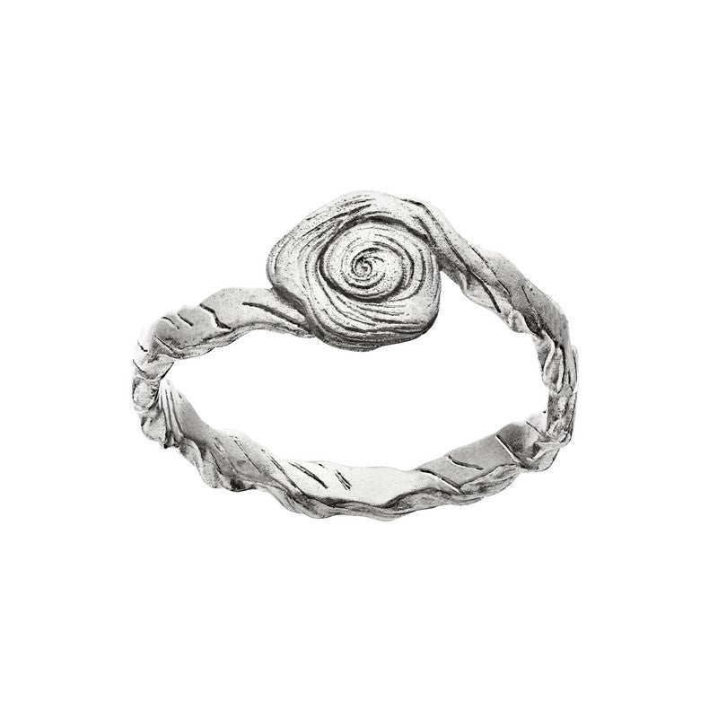 Maanesten Gisla ring i mat rillet sterlingsølv med snoet solinspireret detalje