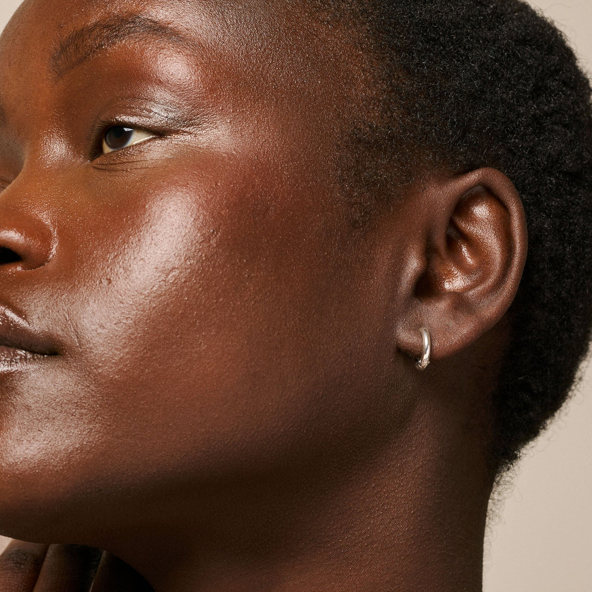 Enamel Chunky Classic Hoops 8mm i sølv - vist fra siden