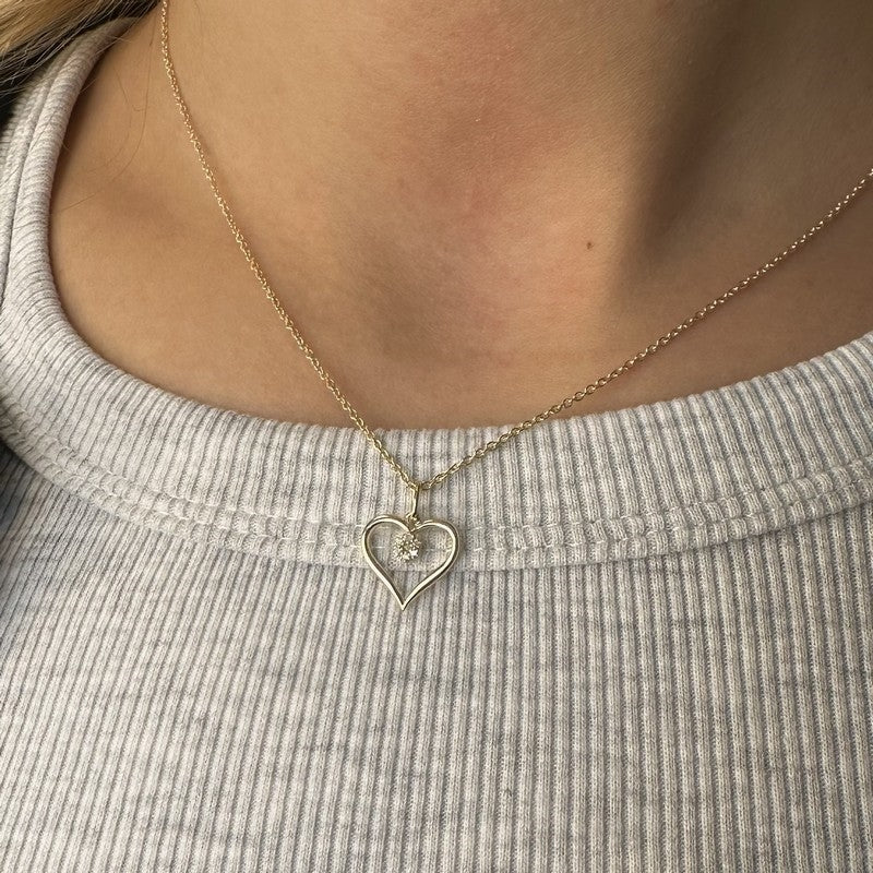 Scrouples hjertevedhæng i 8 karat guld med diamanter – set fra siden