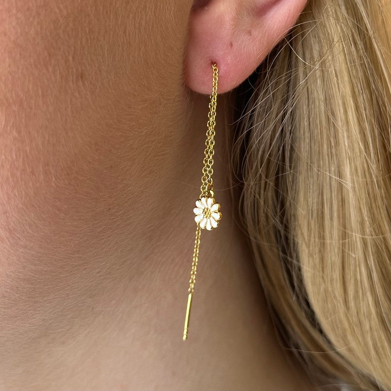 Siersbøl forgyldt sølv ørekæde med 7 mm marguerit – set fra siden