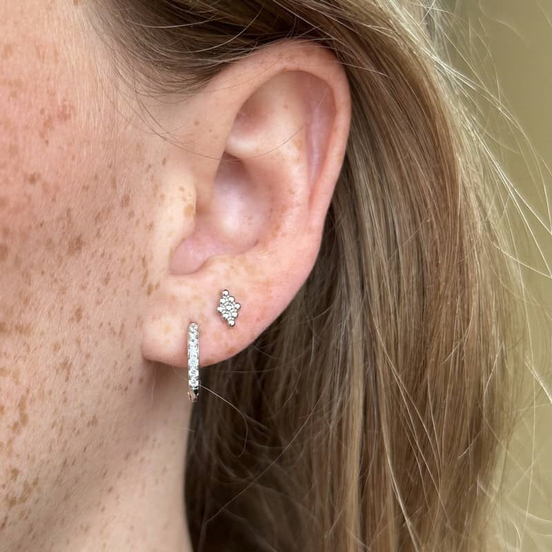 MerlePerle Kiki ørestikker i sterlingsølv med rudeform – set fra siden