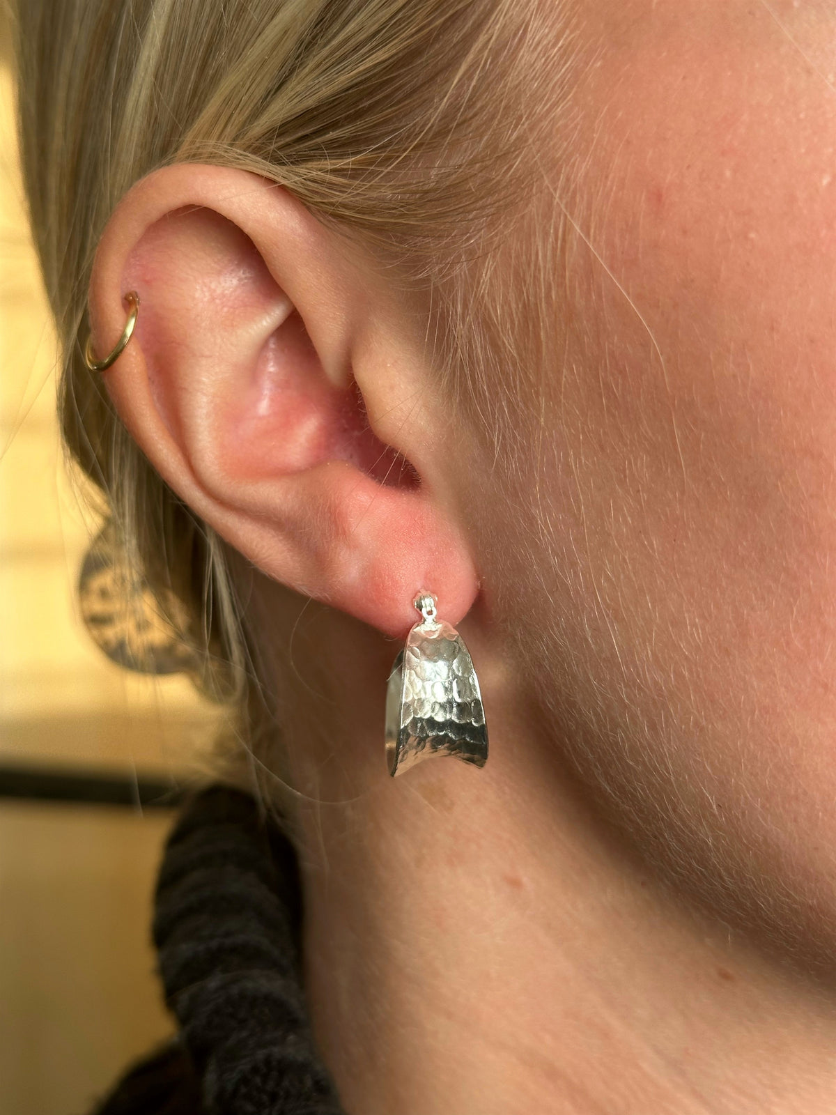 Pico Copenhagen Cleo Petit hoops i forsølvet messing, set fra siden