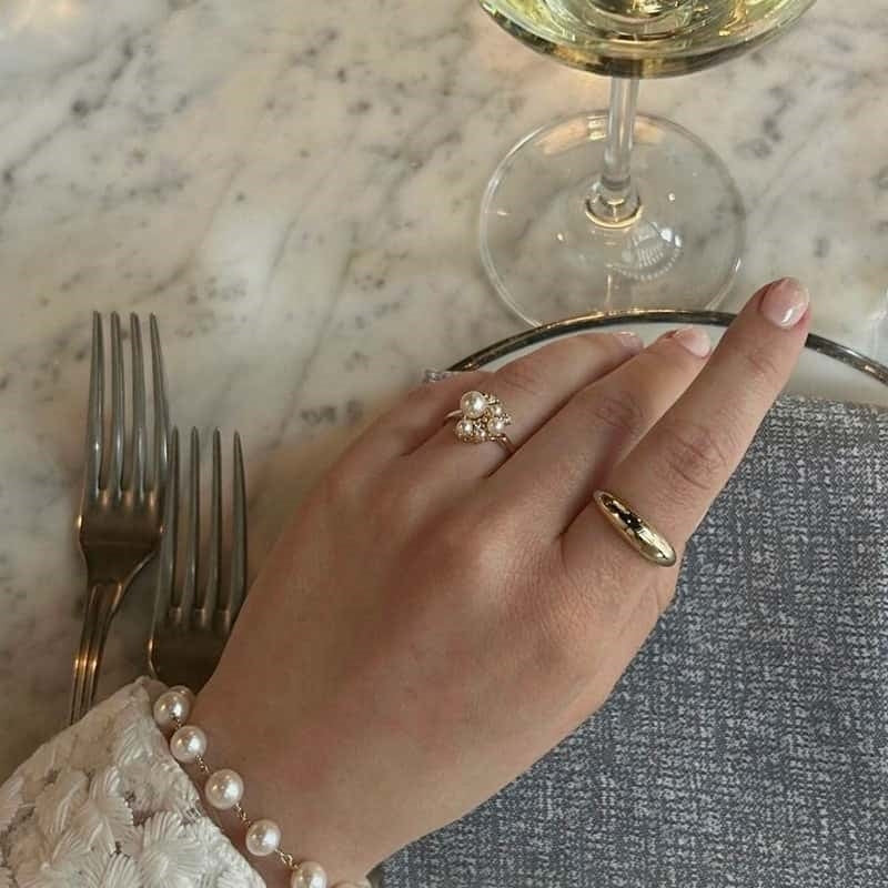 Mads Z Diamond Cloud ring i 14 karat guld med perler og diamanter, set fra siden