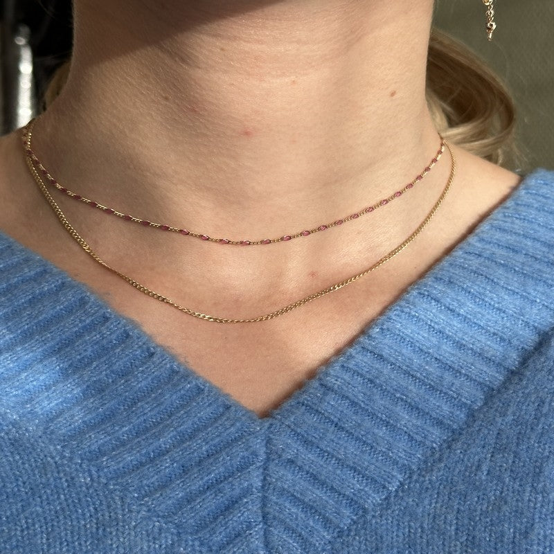 Jeberg Jewellery Baby Saga halskæde i forgyldt sølv, set fra siden