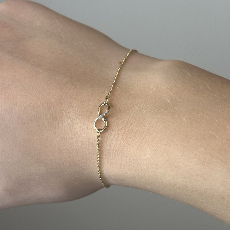 8 karat guld armbånd med evighedstegn og zirkonia – nærbillede af detalje