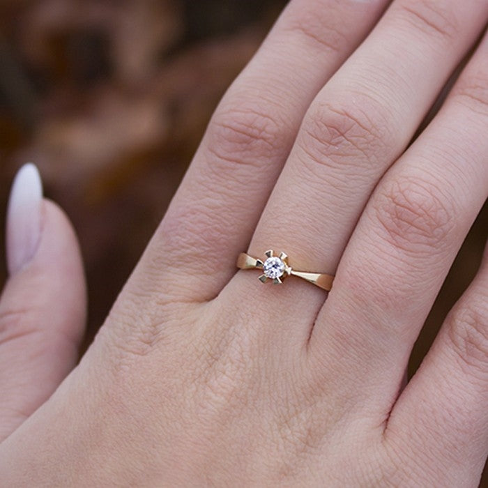 Aagaard eternity diamantring i 14 kt guld med brillantslebet diamant – nærbillede af fatning