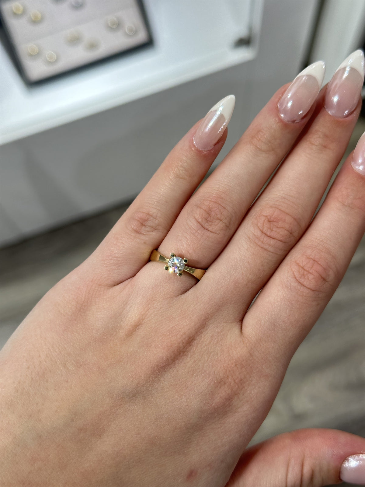 Nuran diamantring i 14 karat guld med 0,50 ct brillant i firegrabbe fatning, set fra siden