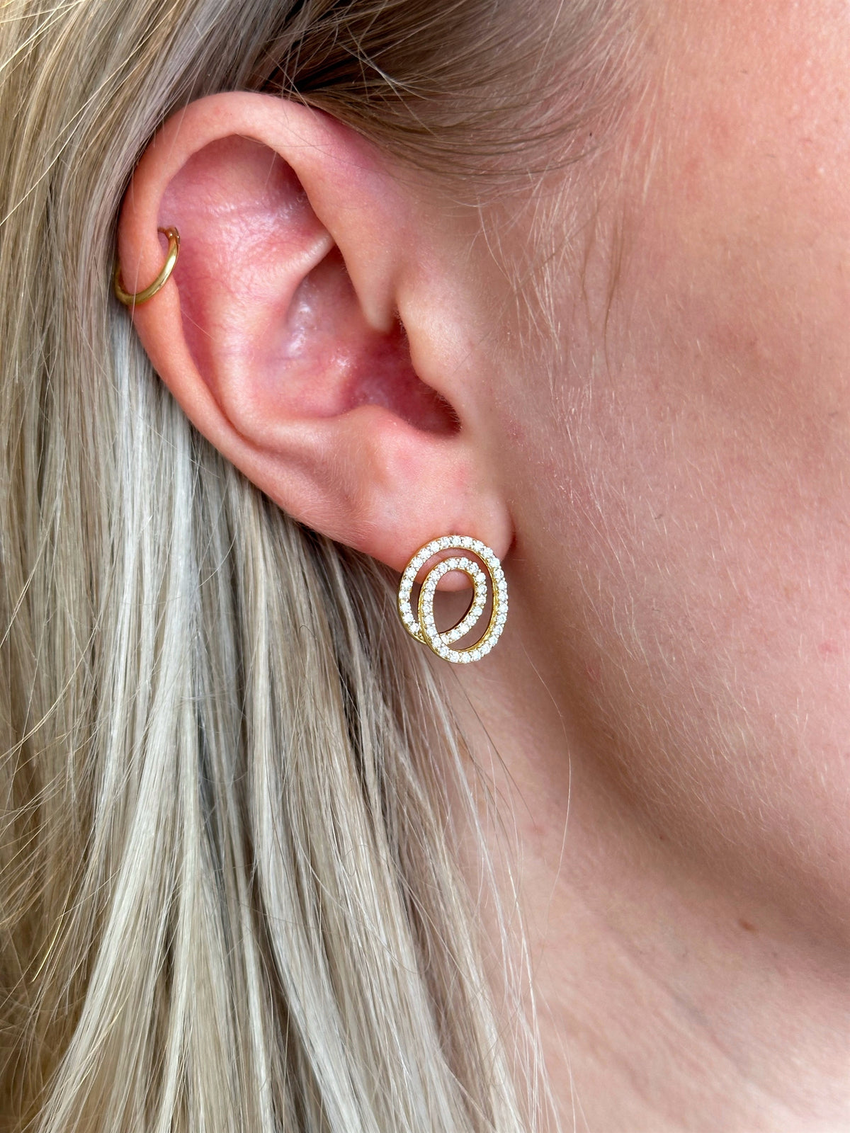 Sif Jakobs Jewellery spirale øreringe i forgyldt sølv med zirkonia – nærbillede af detalje