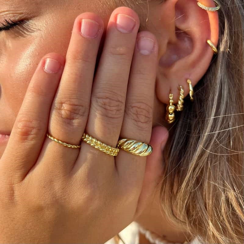 MerlePerle Paloma ring i 18 kt forgyldt sølv, 7 mm bred – set fra siden