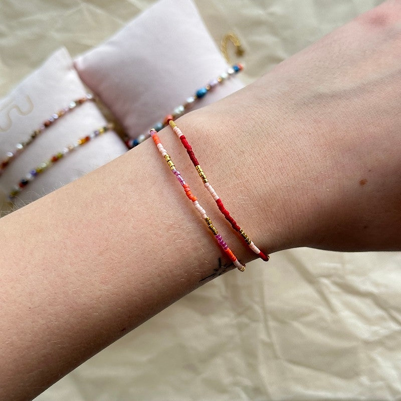 Nuni Copenhagen Kira Coral Love armbånd i forgyldt sølv med rosa, pink og lilla perler – set fra siden