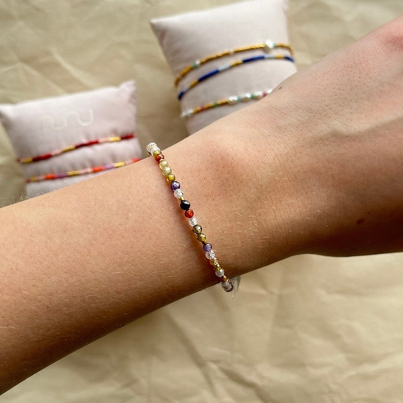 Nuni Copenhagen Big Kate Light Multi armbånd i forgyldt sølv med glasperler og halvædelsten, set fra siden