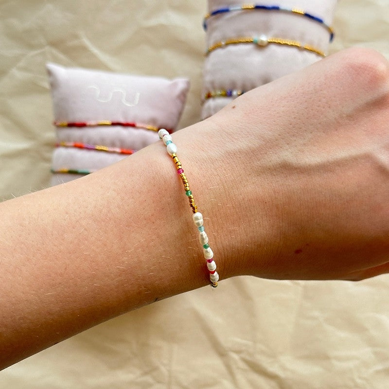 Nuni Copenhagen Emilie Gold armbånd i forgyldt sølv med glasperler og ferskvandsperler – set fra siden